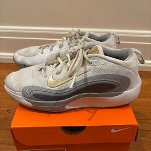 Nike IsoFly Big Kids' Basketball Shoes - girls size 4.5 - White/Cool Grey/W